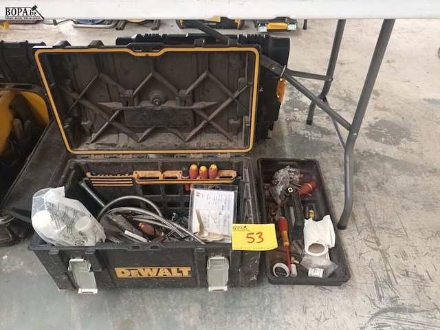 Lot 53 - dewalt materiaalkoffer met inhoud - afbeelding 1 van  4