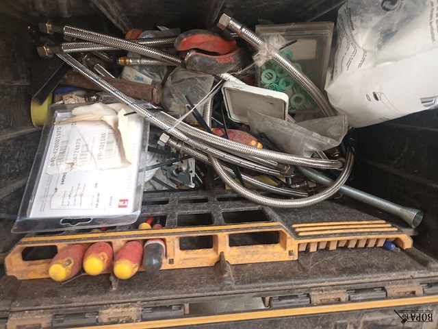 Lot 53 - dewalt materiaalkoffer met inhoud - afbeelding 3 van  4