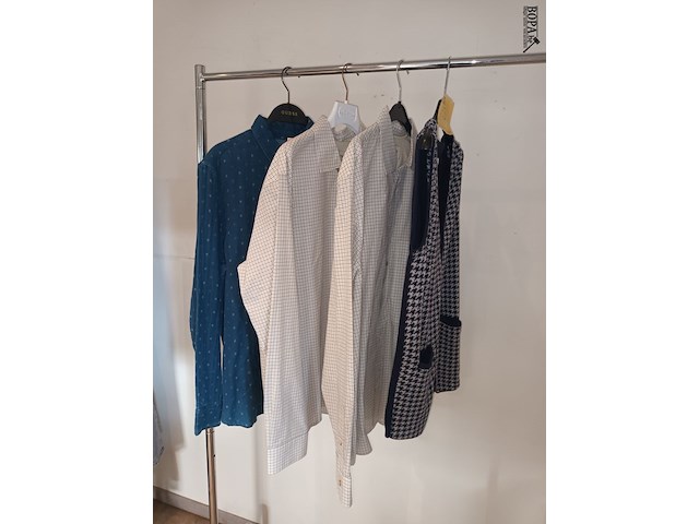 Lot 53 - herenhemden en gilet maat s. 4 stuks - afbeelding 1 van  4