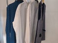Lot 53 - herenhemden en gilet maat s. 4 stuks - afbeelding 1 van  4