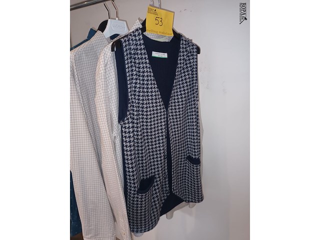 Lot 53 - herenhemden en gilet maat s. 4 stuks - afbeelding 4 van  4