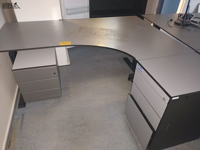 Lot 53 - hoekbureau met ladeblokken - afbeelding 1 van  3