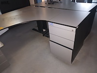 Lot 53 - hoekbureau met ladeblokken - afbeelding 2 van  3