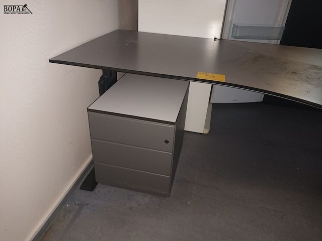 Lot 53 - hoekbureau met ladeblokken - afbeelding 3 van  3