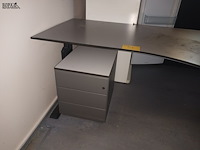 Lot 53 - hoekbureau met ladeblokken - afbeelding 3 van  3