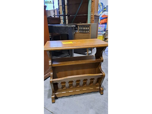 Lot 53 - houten lectuurbak met ingebouwd tafeltje - afbeelding 1 van  3