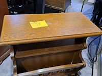 Lot 53 - houten lectuurbak met ingebouwd tafeltje - afbeelding 2 van  3