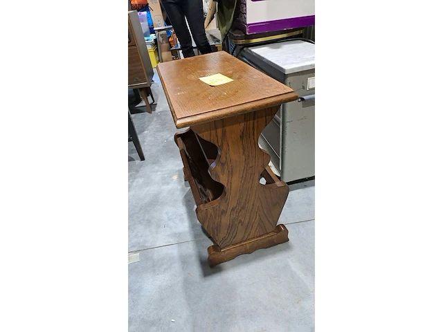 Lot 53 - houten lectuurbak met ingebouwd tafeltje - afbeelding 3 van  3