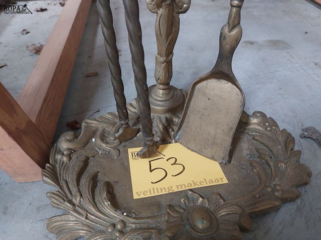 Lot 53 - koperen haardstel - afbeelding 2 van  2
