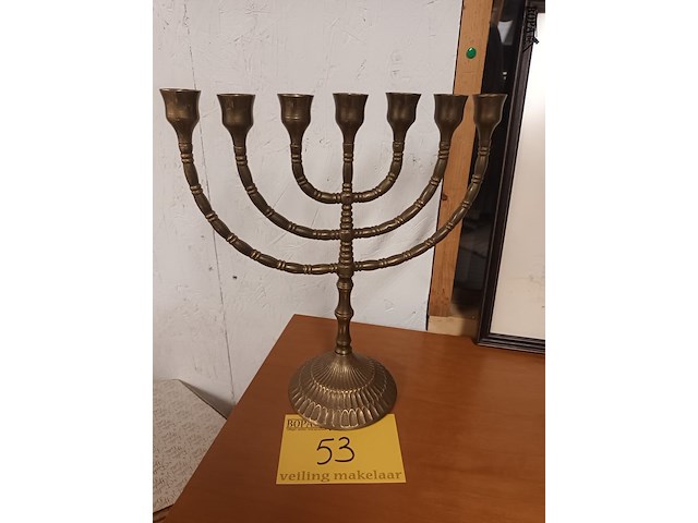 Lot 53 - koperen menora kandelaar - afbeelding 1 van  4