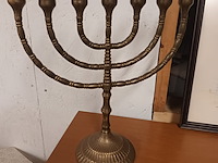 Lot 53 - koperen menora kandelaar - afbeelding 1 van  4