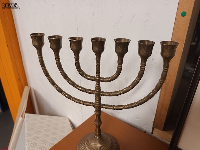 Lot 53 - koperen menora kandelaar - afbeelding 2 van  4