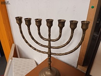 Lot 53 - koperen menora kandelaar - afbeelding 2 van  4