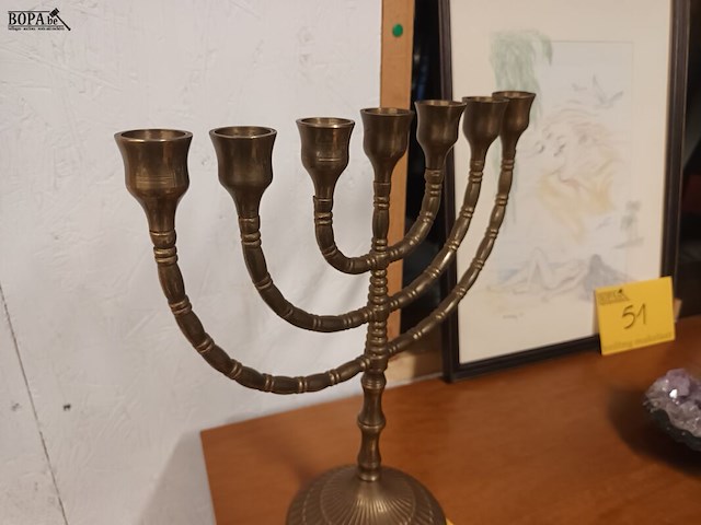 Lot 53 - koperen menora kandelaar - afbeelding 4 van  4