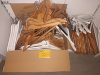 Lot 53 - lot houten kleerhangers - afbeelding 1 van  3