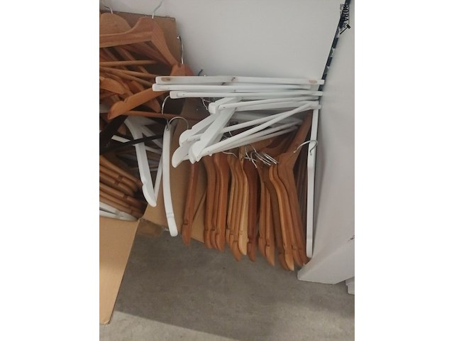 Lot 53 - lot houten kleerhangers - afbeelding 2 van  3