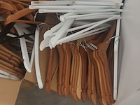 Lot 53 - lot houten kleerhangers - afbeelding 2 van  3