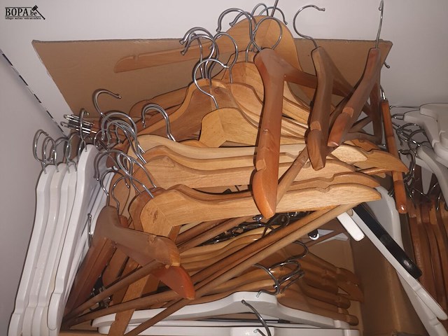 Lot 53 - lot houten kleerhangers - afbeelding 3 van  3