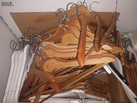 Lot 53 - lot houten kleerhangers - afbeelding 3 van  3
