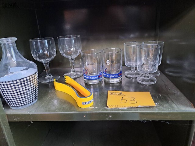 Lot 53 - lot vintage glaswerk:wijnglazen, waterkaraf, ijsgrijper oa. - afbeelding 1 van  1