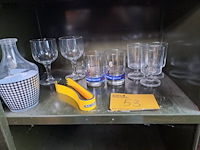 Lot 53 - lot vintage glaswerk:wijnglazen, waterkaraf, ijsgrijper oa. - afbeelding 1 van  1
