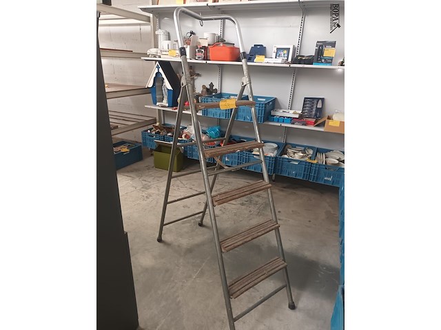 Lot 53 - metalen trapladder - afbeelding 1 van  3