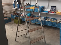 Lot 53 - metalen trapladder - afbeelding 1 van  3