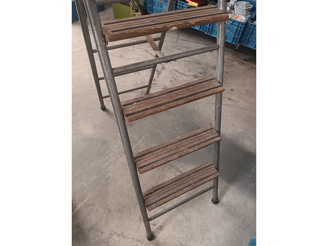 Lot 53 - metalen trapladder - afbeelding 2 van  3