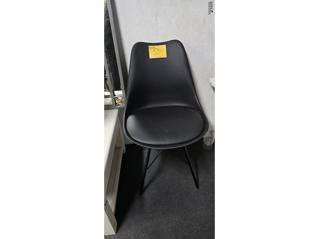 Lot 53 - moderne stoel in zwarte kunststof - afbeelding 1 van  3