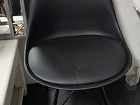 Lot 53 - moderne stoel in zwarte kunststof - afbeelding 1 van  3
