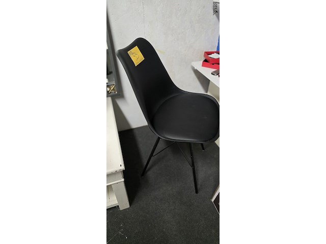 Lot 53 - moderne stoel in zwarte kunststof - afbeelding 2 van  3