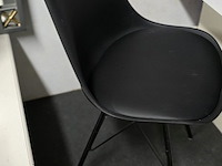 Lot 53 - moderne stoel in zwarte kunststof - afbeelding 2 van  3