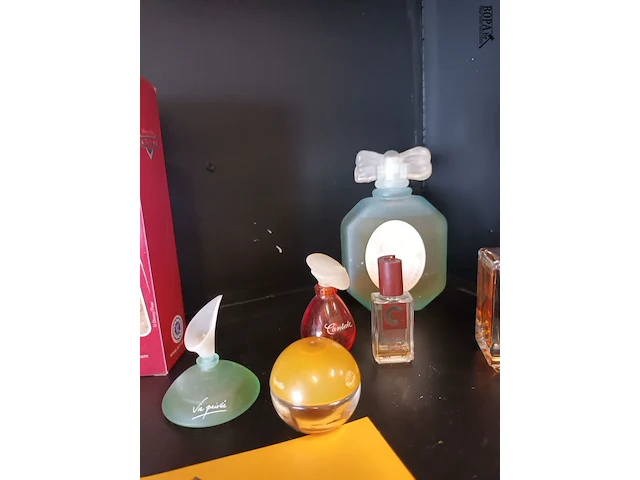 Lot 53 - parfum flesjes. 7 stuks - afbeelding 3 van  4