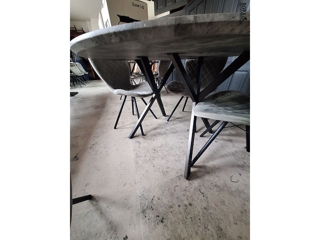Lot 53 - ronde tafel met 4 stoelen - afbeelding 2 van  5