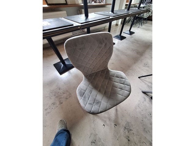 Lot 53 - ronde tafel met 4 stoelen - afbeelding 3 van  5
