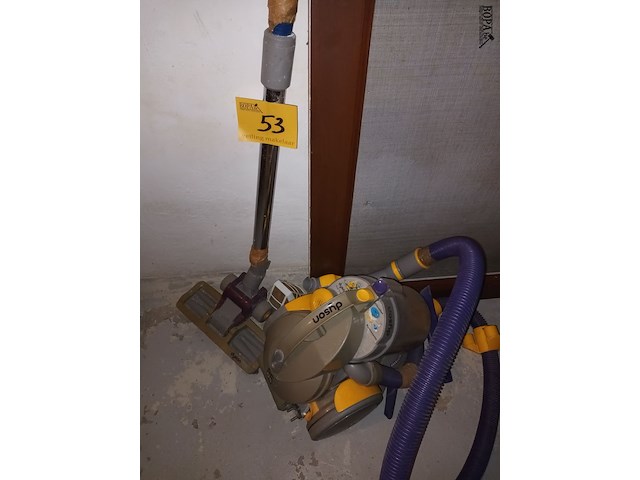 Lot 53 - stofzuiger dyson - afbeelding 1 van  3