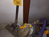 Lot 53 - stofzuiger dyson - afbeelding 1 van  3