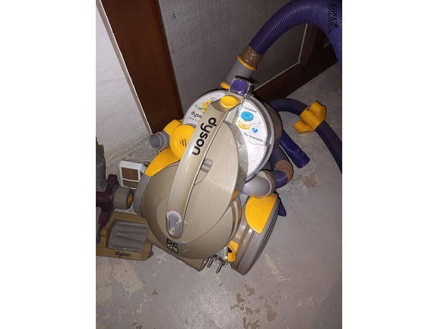 Lot 53 - stofzuiger dyson - afbeelding 2 van  3