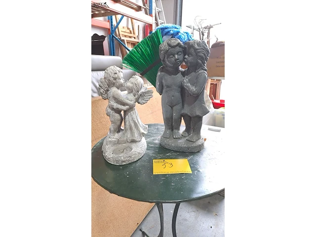 Lot 53 - tuinbeelden liefdeskoppeltes - 2 stuks - afbeelding 1 van  3