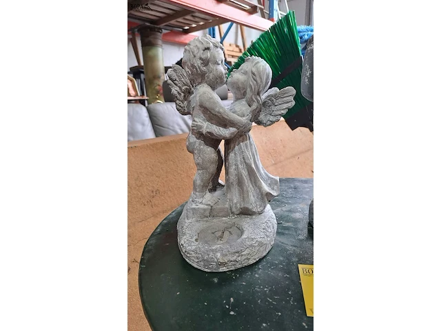 Lot 53 - tuinbeelden liefdeskoppeltes - 2 stuks - afbeelding 2 van  3