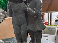 Lot 53 - tuinbeelden liefdeskoppeltes - 2 stuks - afbeelding 3 van  3