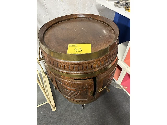 Lot 53 - vintage houten barkastje in de vorm van een ton - afbeelding 1 van  4