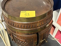 Lot 53 - vintage houten barkastje in de vorm van een ton