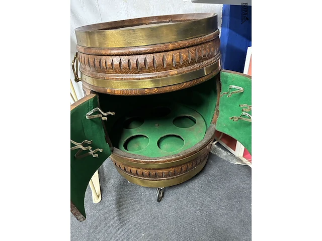 Lot 53 - vintage houten barkastje in de vorm van een ton - afbeelding 2 van  4