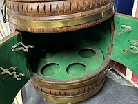 Lot 53 - vintage houten barkastje in de vorm van een ton - afbeelding 2 van  4