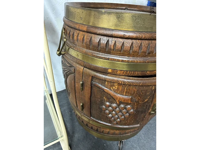 Lot 53 - vintage houten barkastje in de vorm van een ton - afbeelding 3 van  4
