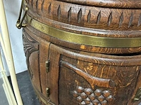 Lot 53 - vintage houten barkastje in de vorm van een ton - afbeelding 3 van  4