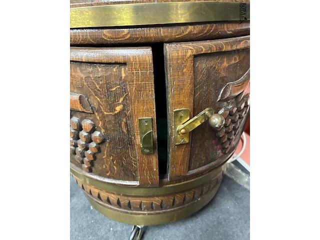 Lot 53 - vintage houten barkastje in de vorm van een ton - afbeelding 4 van  4