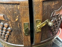 Lot 53 - vintage houten barkastje in de vorm van een ton - afbeelding 4 van  4