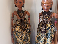 Lot 53 - vintage wajang poppen. 2 stuks - afbeelding 6 van  6